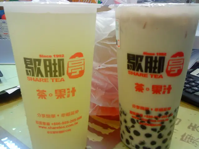 買奶茶(右)送金桔(左), 唔理好唔好味都好似好抵.