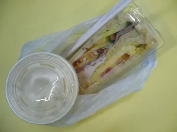 粟米蛋沙律拼鸭胸三文治