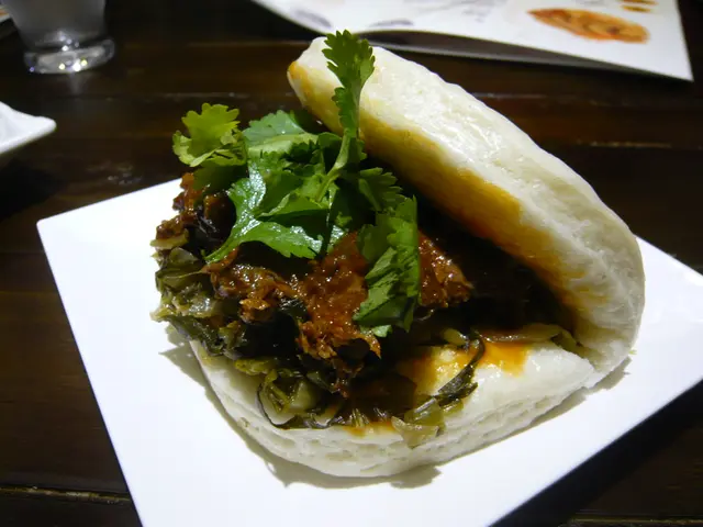 刈包(麻辣牛腱) $20 - 中式漢堡?! 包非常軟熟, 夾住似雪菜既東東加惹味牛腱, 正!