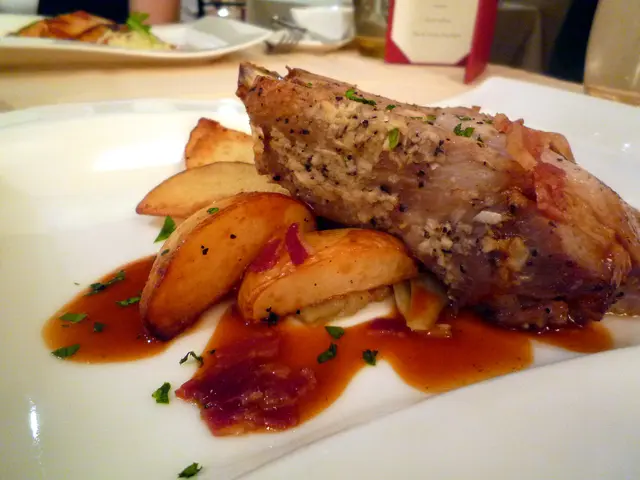 燒豬排伴燴茴香菜及燒新薯配脆煙肉汁