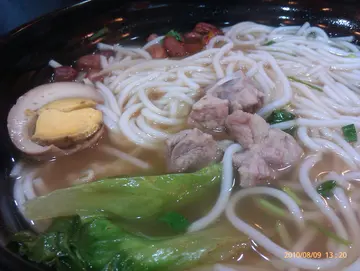 香菇排骨煨汤底米线