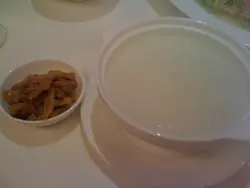 不想吃白飯，所以點白粥，旁邊還附上榨菜