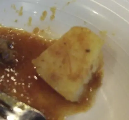咖哩內的薯仔 , 淡而無味 , 硬到咬不開