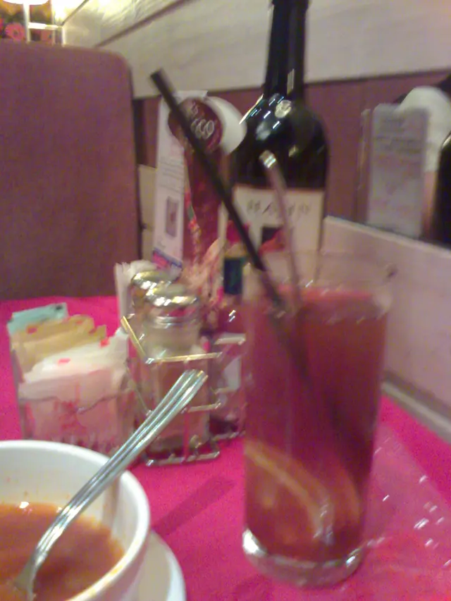 震了>-<.. 桌上擺設較豪華