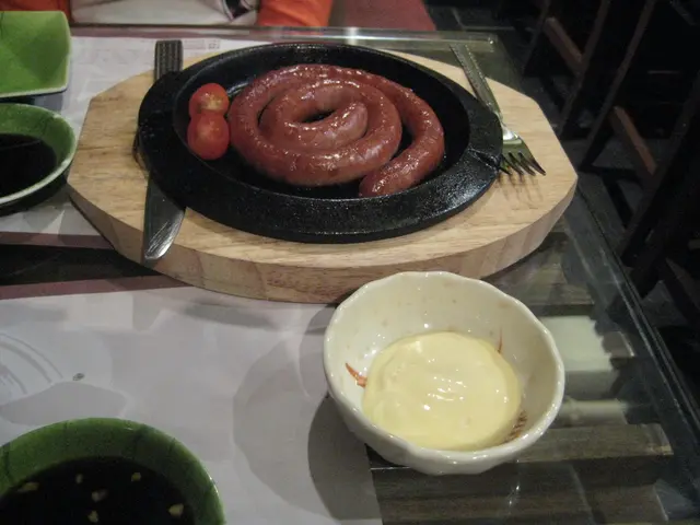 (日本辣肉腸)食個陣唔辣，吃完之後個口慢慢湧d辣味出來！個醬係沙律醬，點左個醬都冇咩特別好味！