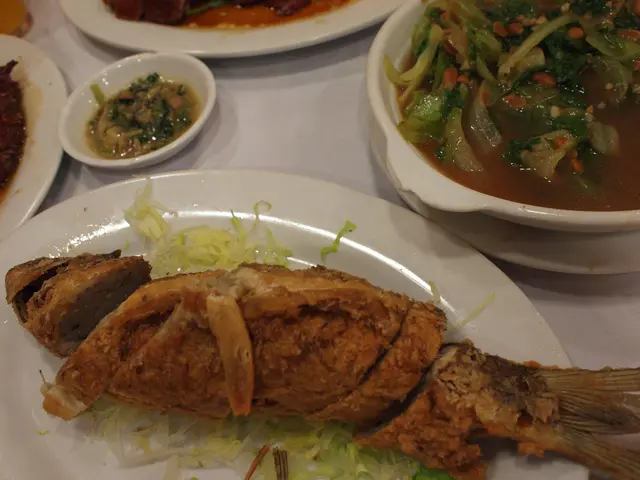 土釀鯪魚, 右上角為面鼓西生菜，兩樣都好妹味