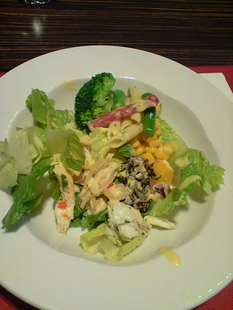 沙律菜新鮮爽脆, 配上德國臘腸, 長通粉及柚子頂瓜瓜.