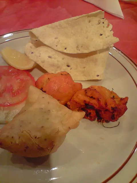 咖喱角, 烤雞及脆薄餅中, 以咖喱角最為出色, 我愛它的鬆化, 饀料薯仔及疏菜, 拌上辣辣的濃咖喱.