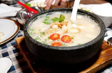 Fish head soup with noodles