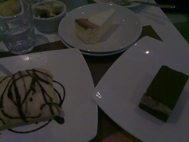 (左起) 可接受的香蕉班戟、紐約芝士餅、濃情朱古力餅