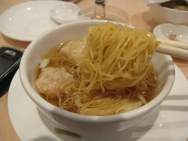 銀絲細蓉-Fine golden noodle strands with tiny wontons.