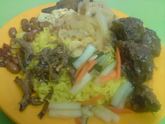 巴東牛肉配黃薑飯