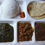 印度雜菜套餐:由左至右 1.菠菜蓉加芝士 2.雞心豆 3.黑豆(有成七八款揀架!) 送飯定餅都超好食