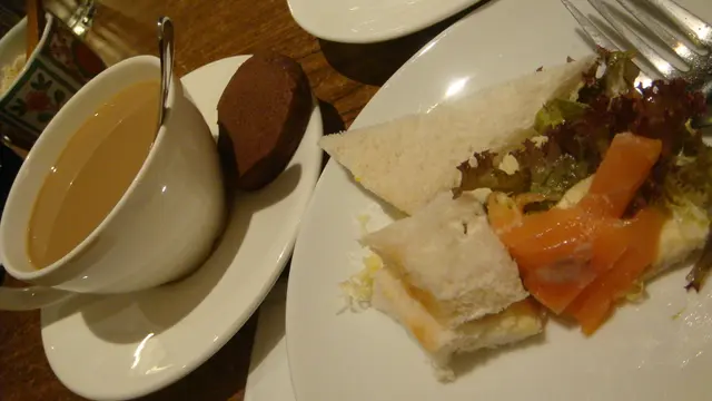 咖啡味比較淡 , 煙salmon + 吉烈黑豚三文治幾好