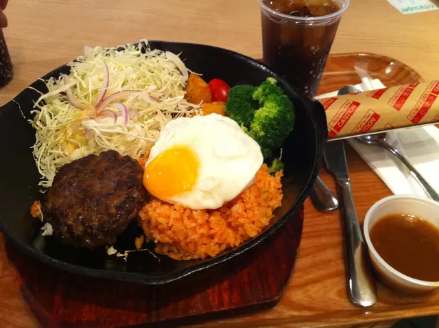 牛肉漢堡扒配番茄飯