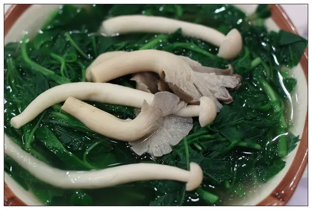 上湯珍菌灼莧菜