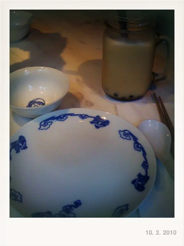 簡單乾淨的餐具