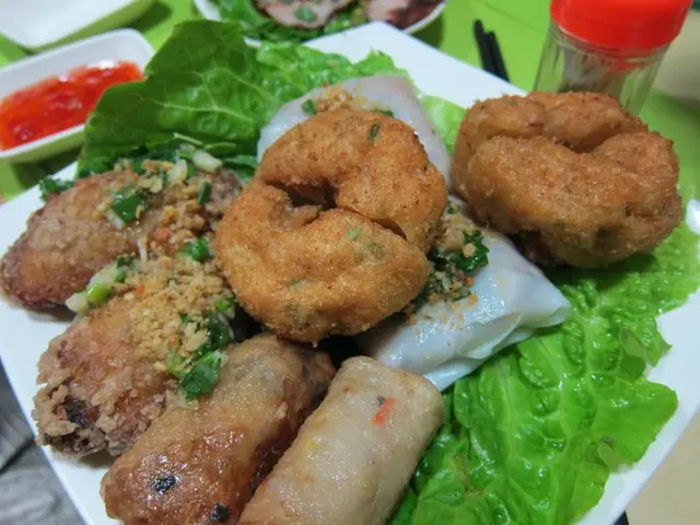 越式小食拼盆 - good 越式炸春卷, but terrible 牛油雞翼