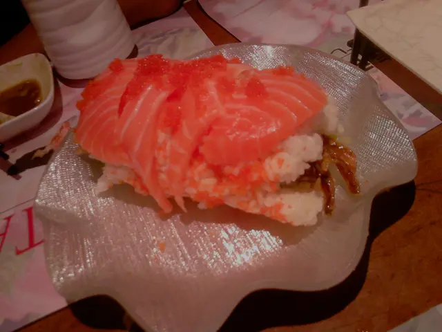 三文魚軟殼蟹卷$4x