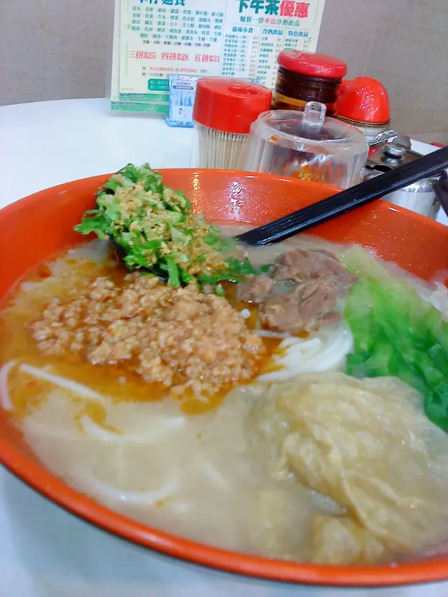 充足的蒜茸!!  但炸醬附的油未免太多了吧..