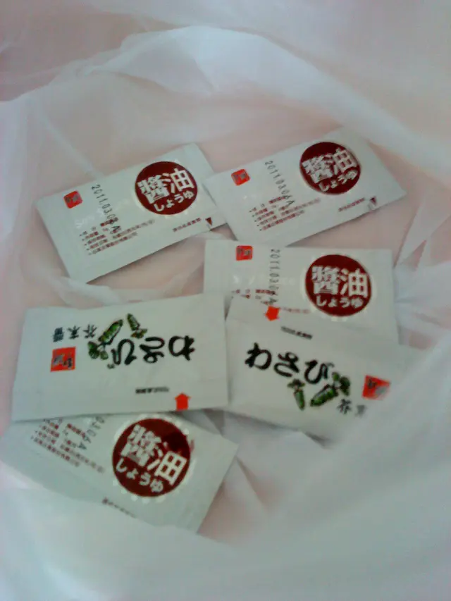 一大盒sushi只係比一包醬油only, 買2盒才有一包wasabi??