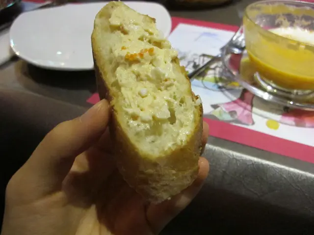 三文魚白汁醬伴法包