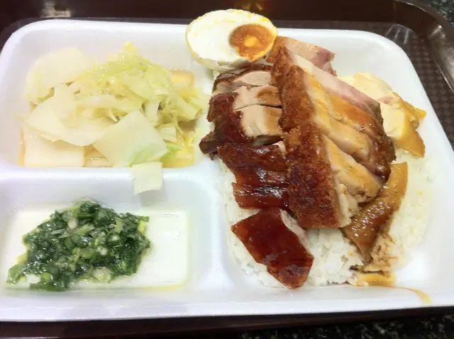 燒肉咸旦三寶飯,份量爆燈