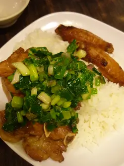 香茅豬扒雞翼飯，多蔥