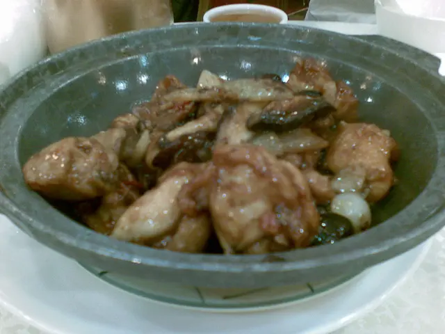 雞脾菇滑雞煲