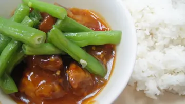 泰醬金沙骨飯，金沙骨肉質較硬，但勝在「煮」意不斷。