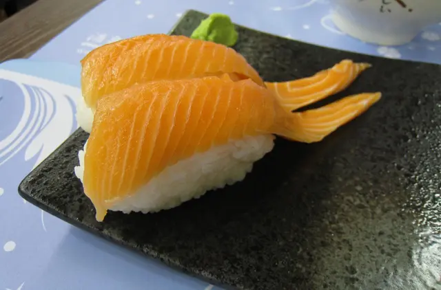 巨大挪威三文魚壽司