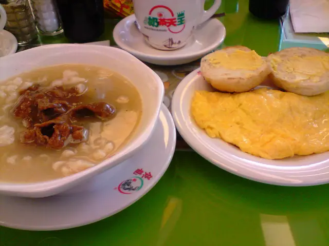 牛肉麵+火腿奄列+牛油豬包