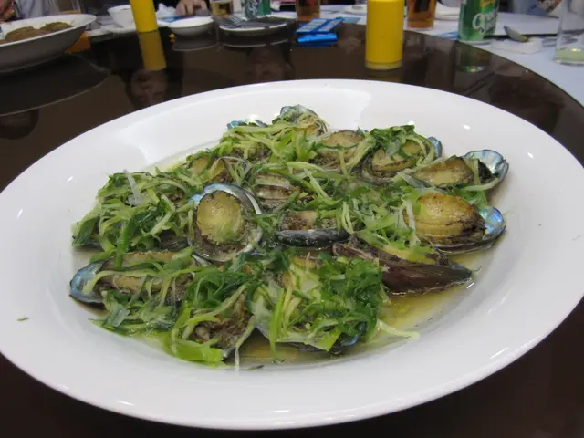 鮮鮑魚~鮮嫩彈牙~與已烹調過的薑葱一起吃十分夾