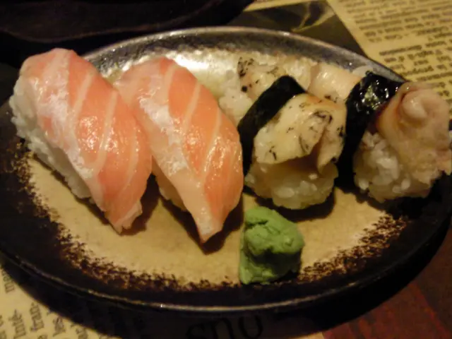 三文魚壽司(左)+翡翠螺壽司(右)