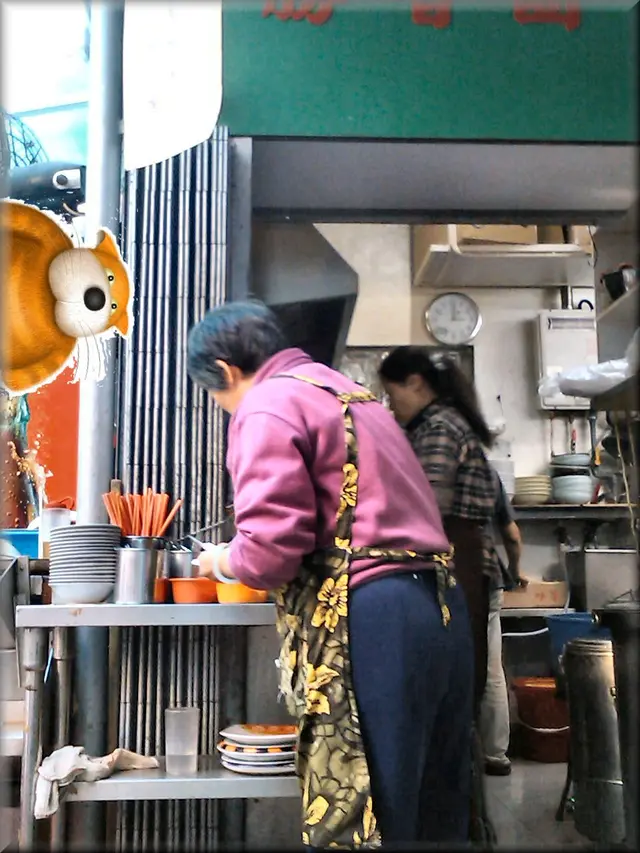  亞姐都好忙，但好客氣！ 等緊野食，望向廚房 ，拍番張先！