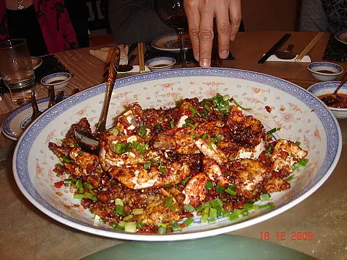 正!醬爆胡椒蟹,蟹肉雪白色的,一絲絲肌肉 紋理清澈晶瑩,一定是運動健將.......很香胡椒味。