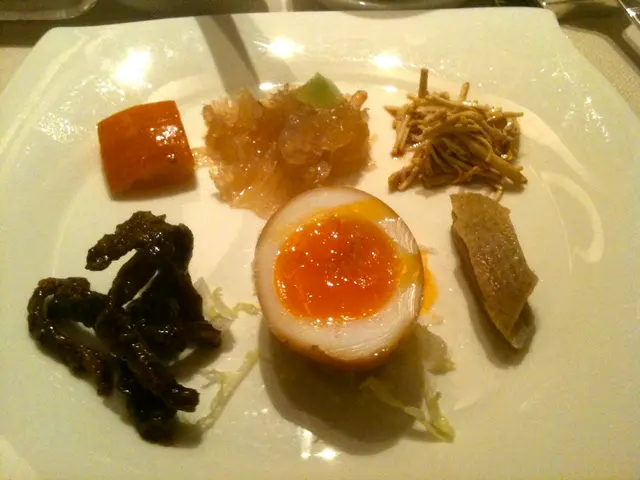 六小碟:淮安脆黃鱔,丹山海蜇頭,龍井煙燻蛋,南京鹽水鴨,杭州蜜南瓜,楊州燙乾絲