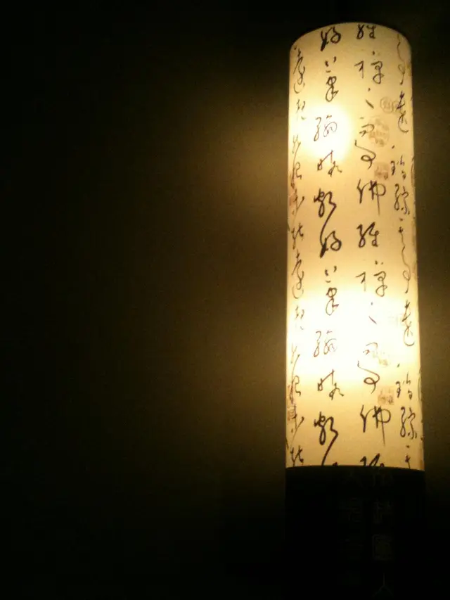 牆邊既吊燈裝飾