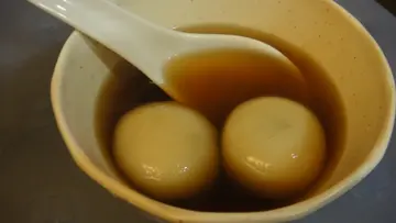 刚熟的汤圆看起来很饱满