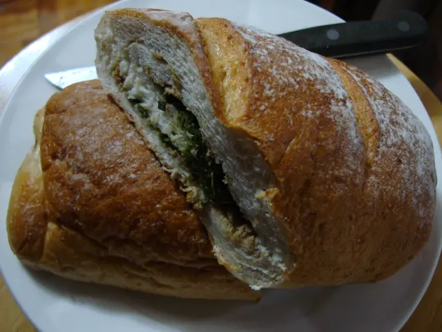 菠菜吞拿魚麥包