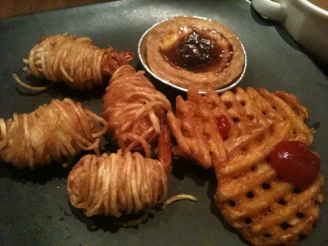 炸蝦，好味，面頭脆脆的包有蝦膠及一隻蝦。葡撻及炸薯塊