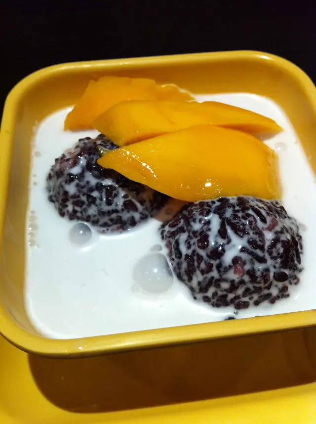 芒果黑糯米甜甜 (凍椰汁)