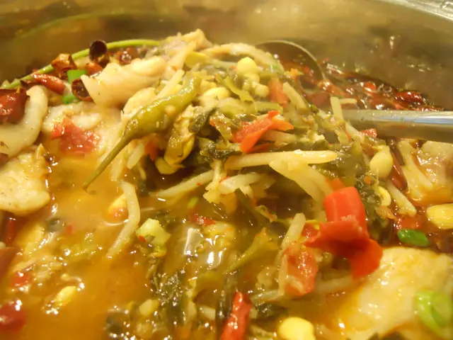 這張照片是想講, 除了上面一層魚肉, 下面全是豆芽跟酸菜!