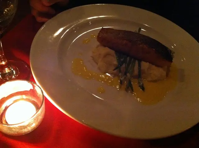 主菜 - 三文魚, 出奇地好食, 唔腥, 襯底的薯蓉超好味