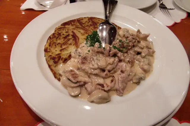 瑞士炒牛仔肉配磨菇忌廉汁薯餅