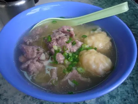 雲吞牛肉麵 (雙併) - 牛肉新鮮嫩滑，唔"鞋"口