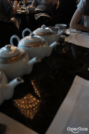 食完後, 只餘下茶壺及柔和燈光 - 尖沙咀的大堂酒廊