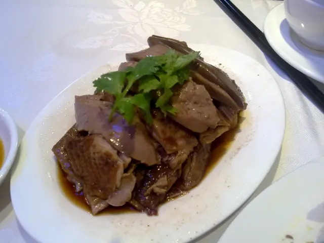 鹵水鵝拼鵝肝, 鵝就咸咗啲, 啲肝就夠滑但係就唔夠肝味。
