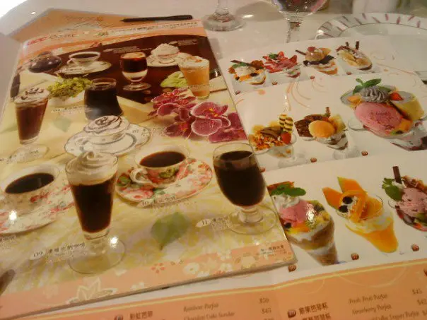 被餐牌上顏色奪目的圖片吸引