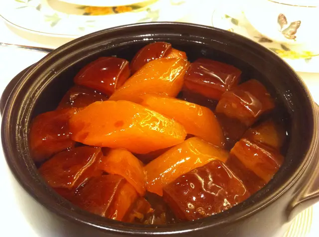 红烧肉配炆萝卜